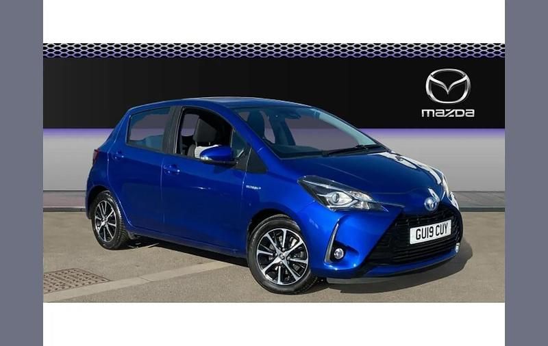 Used Toyota Yaris Hybrid 101 HP (74 kW) 2019 Blue Hatchback