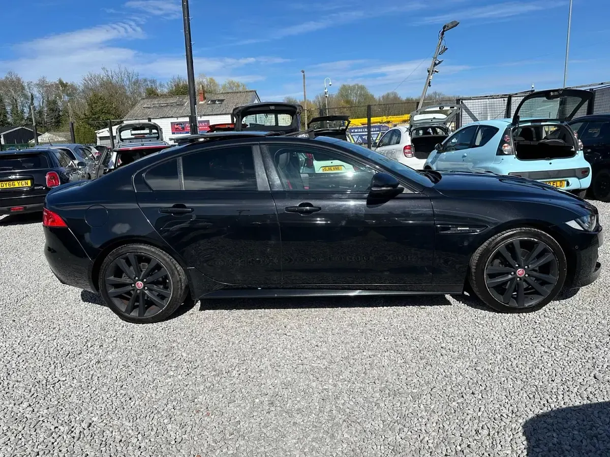 Begagnad Jaguar XE R-Sport 180 HK (132 kW) 2016 Svart Sedan