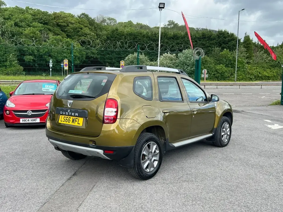 Used Dacia Duster Lauréate 125 HP (91 kW) 2016 Green SUV