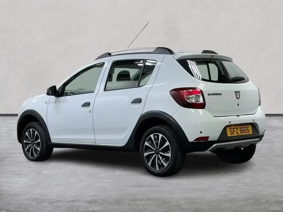 Begagnad Dacia Sandero Lauréate 90 HK (66 kW) 2014 Vit Halvkombi