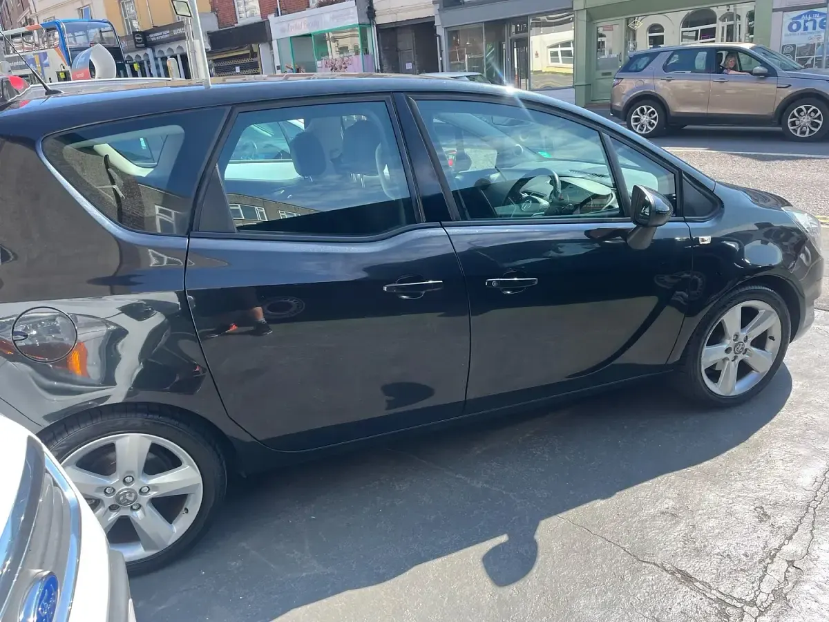 Used Vauxhall Meriva 100 HP (73 kW) 2014 Black MPV