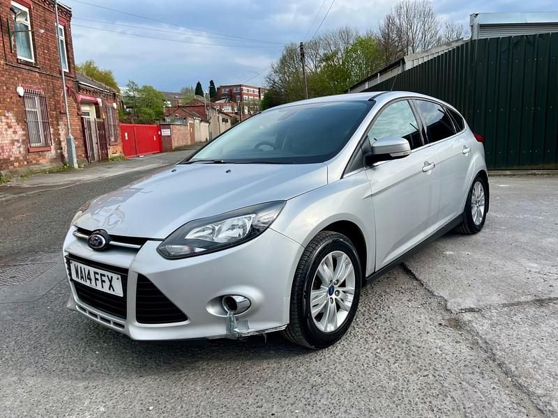 Begagnad Ford Focus Titanium 2014 Silver Halvkombi