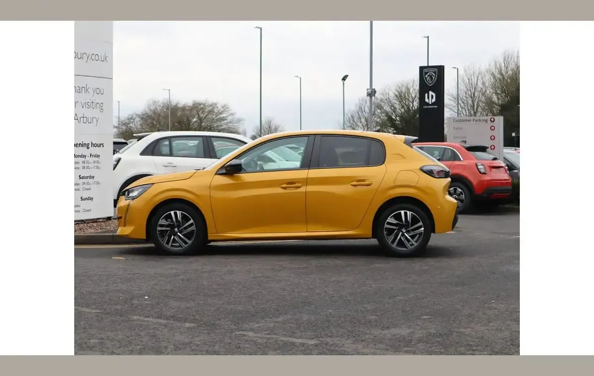 Used Peugeot 208 Active+ 101 HP (74 kW) 2023 Yellow Hatchback
