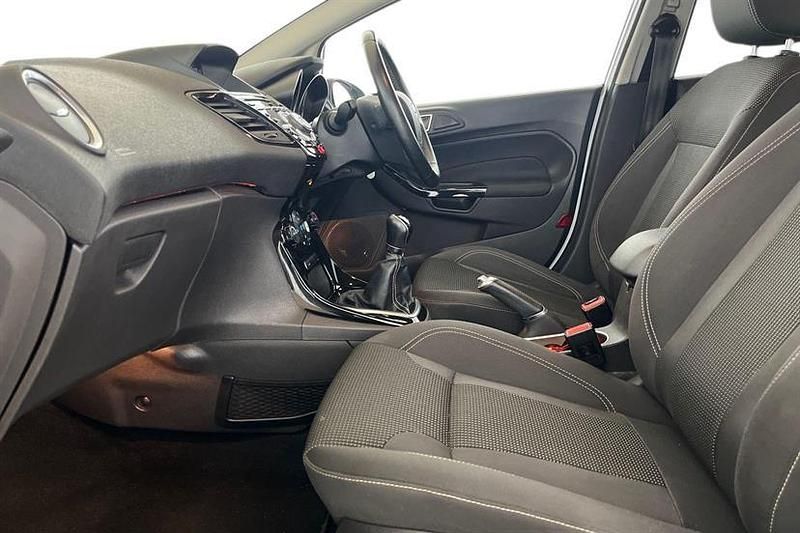 Used Ford Fiesta Titanium 95 HP (69 kW) 2015 Frozen white Hatchback