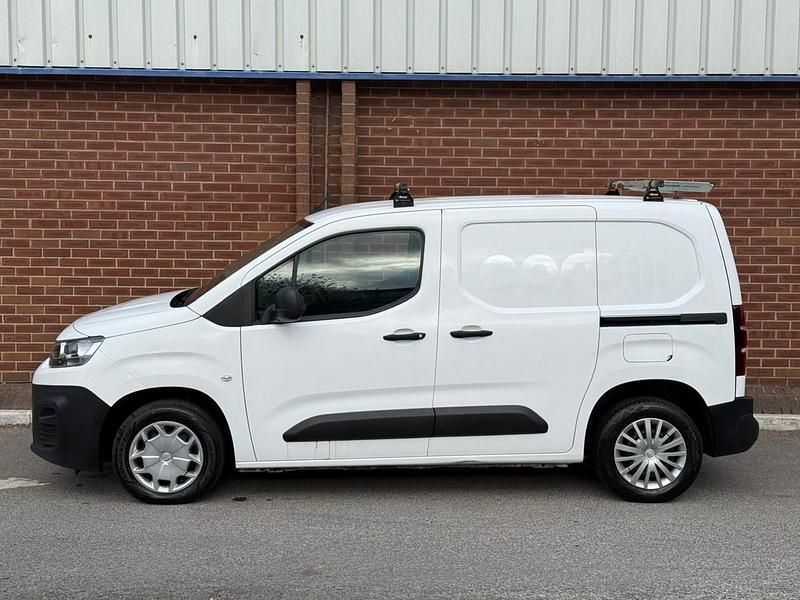 Used Citroën Berlingo Start 75 HP (55 kW) 2020 White MPV