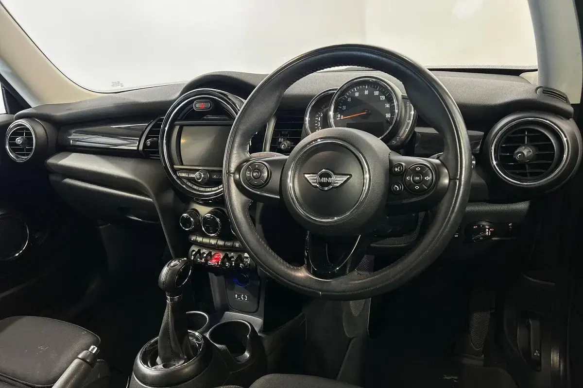 Used Mini Cooper Hatch 134 HP (98 kW) 2018 Red Hatchback
