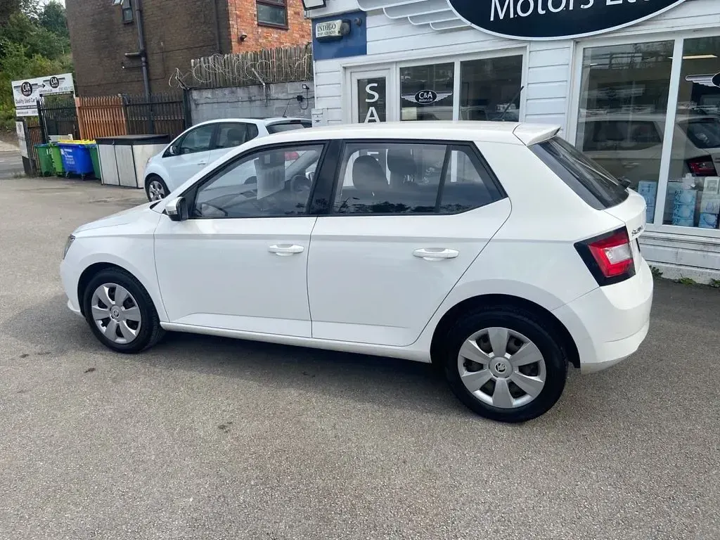 Used Skoda Fabia 60 HP (44 kW) 2015 White Hatchback
