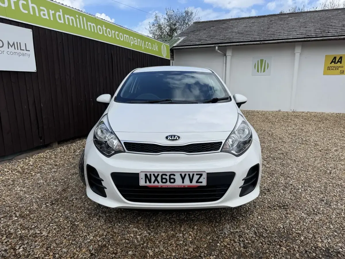 Begagnad Kia Rio 84 HK (61 kW) 2016 Vit Halvkombi