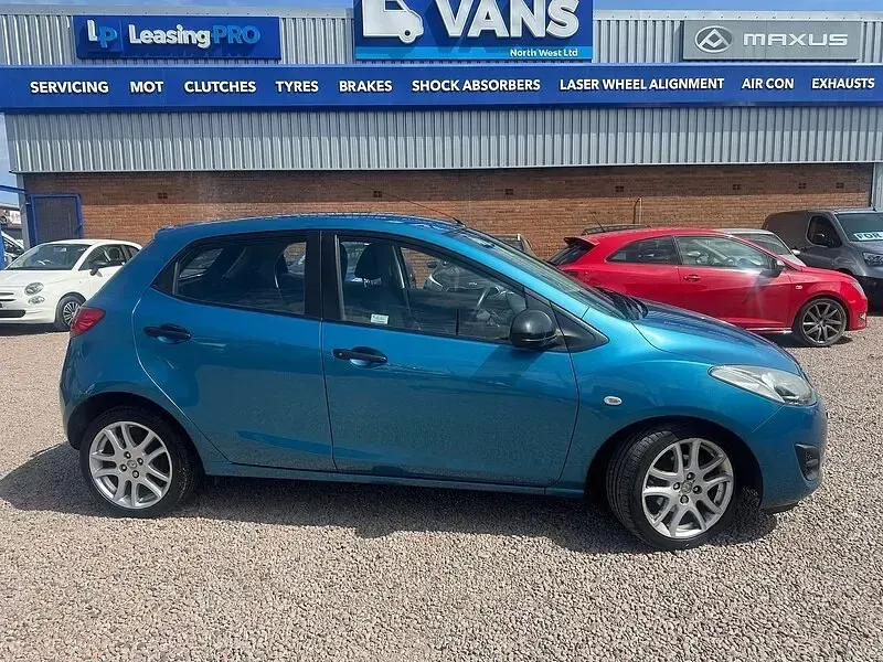 Used Mazda 2 84 HP (61 kW) 2011 Blue Hatchback