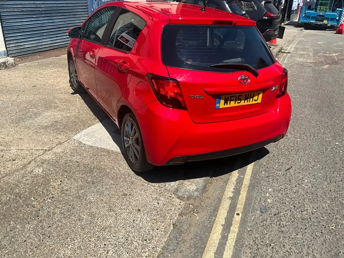 Used Toyota Yaris 99 HP (72 kW) 2015 Red Hatchback