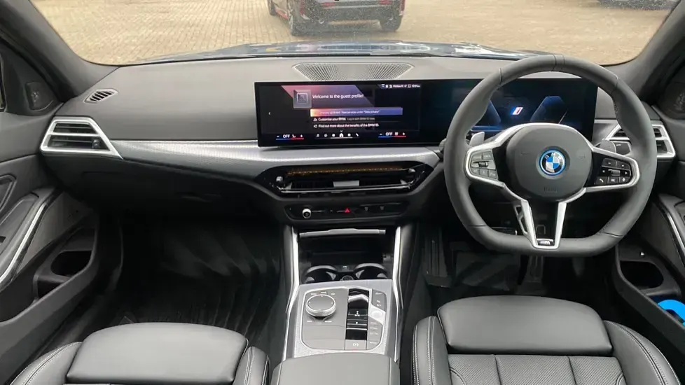 Usado BMW 330e M Sport 292 HP (214 kW) 2025 Azul Sedan