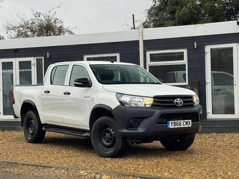 Used Toyota HiLux Active 150 HP (110 kW) 2017 White Pickup