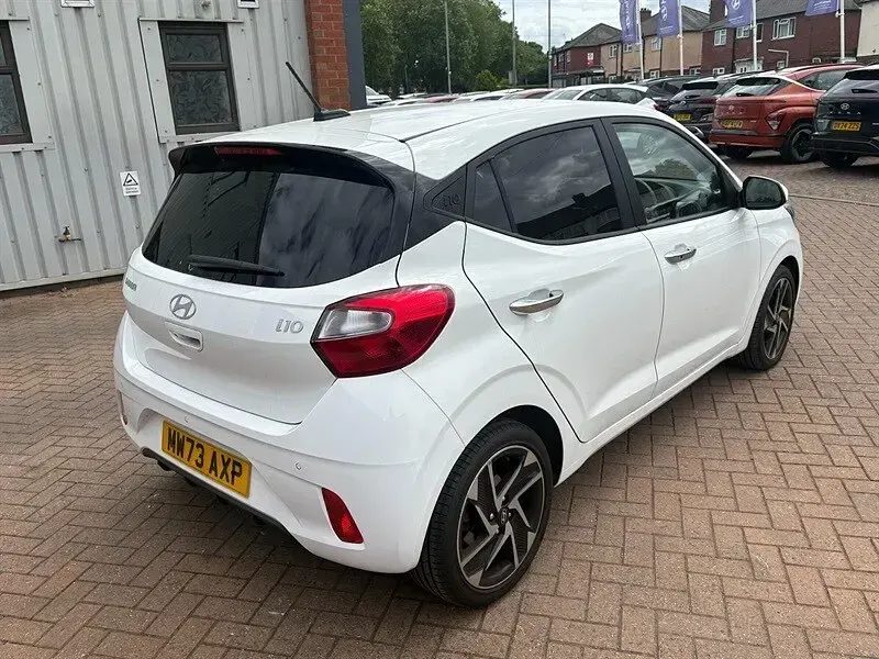 Used Hyundai i10 Premium 84 HP (61 kW) 2023 White Hatchback