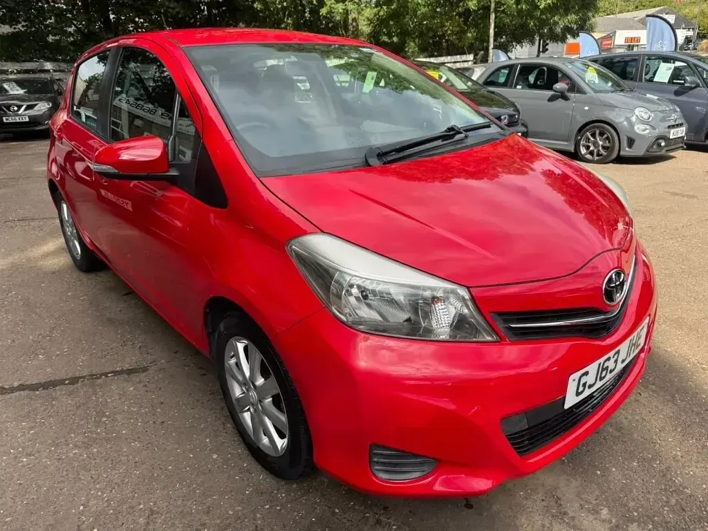 Used Toyota Yaris 99 HP (72 kW) 2013 Red Hatchback