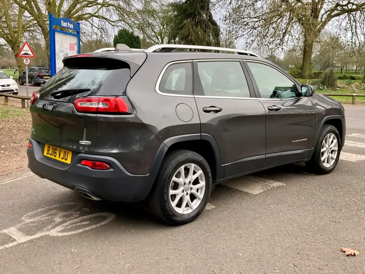 Usado Jeep Cherokee Longitude Plus 200 CV (147 kW) 2016 Gris SUV