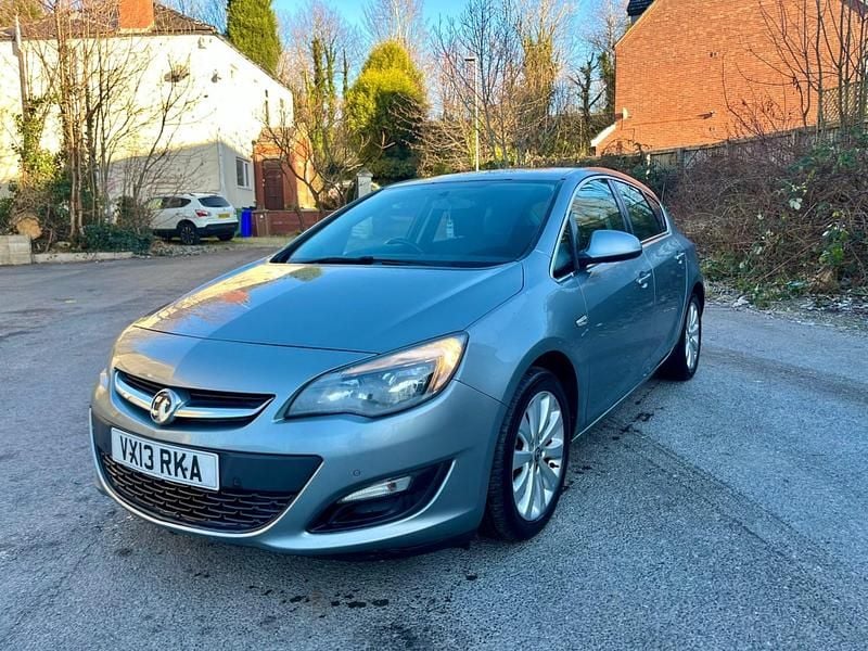 Silver Used 2013 Vauxhall Astra Hatchback | £1,490 (Good price) - Image 1/4