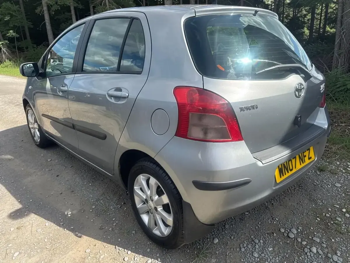 Używany Toyota Yaris 85 KM (62 kW) 2007 Srebrny Hatchback