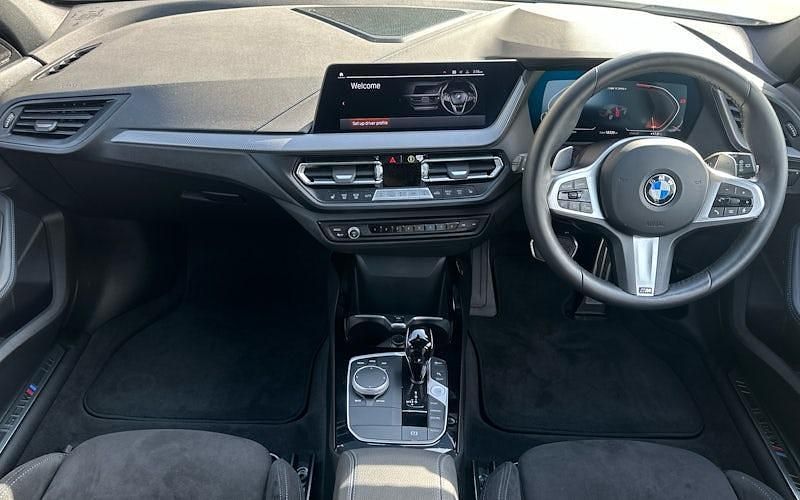 Begagnad BMW M135 Shadowline 306 HK (225 kW) 2024 Vit Halvkombi
