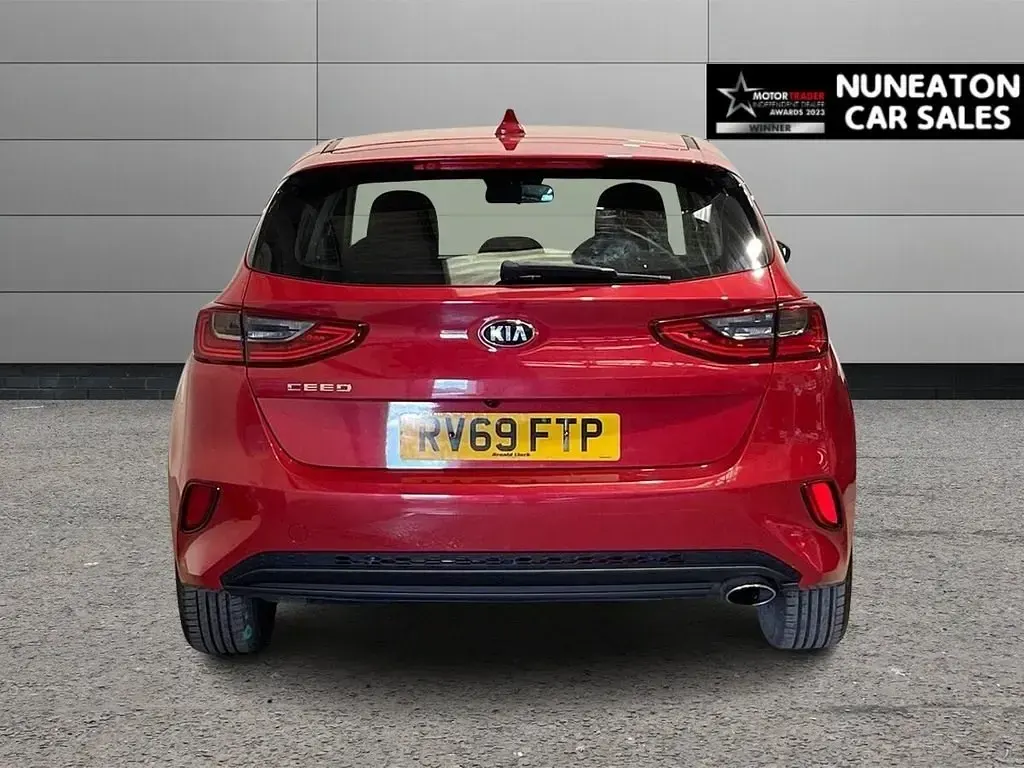 Usado Kia Ceed 114 CV (83 kW) 2019 Rojo Utilitario