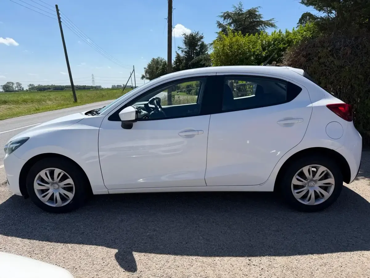 Used Mazda 2 2015 White Hatchback