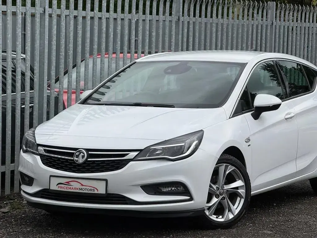 Used Vauxhall Astra SRi 150 HP (110 kW) 2017 White Hatchback