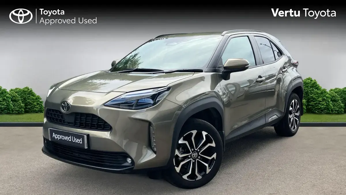 Used Toyota Yaris Hybrid Design 116 HP (85 kW) 2024 Titan bronze (metallic paint) Estate
