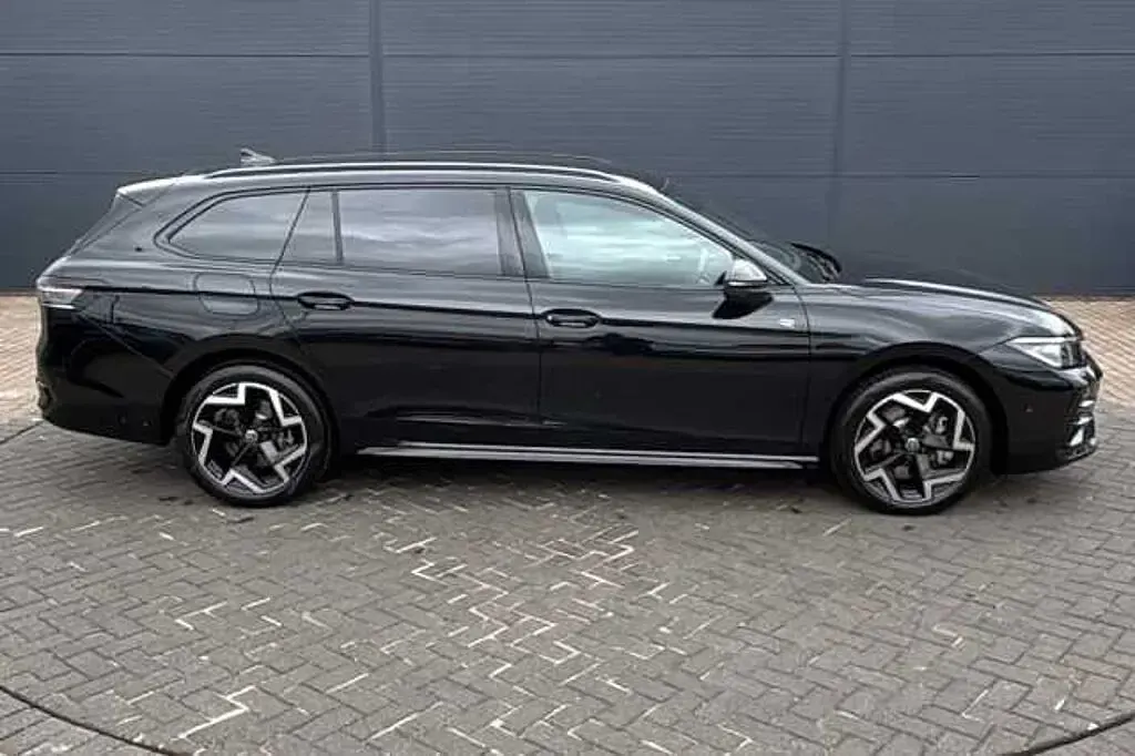 Used VW Passat R-line 272 HP (200 kW) 2025 Black Estate