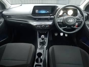 Begagnad Hyundai Bayon Advanced 100 HK (73 kW) 2024 Röd SUV