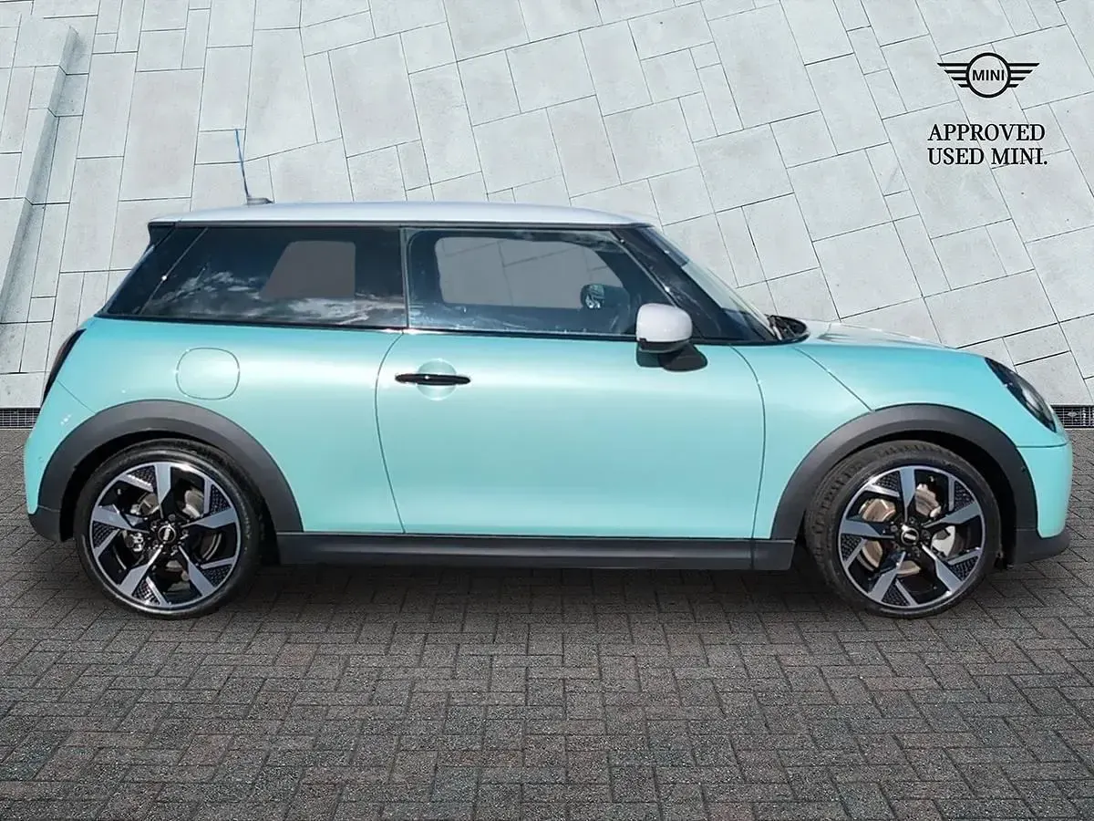 Begagnad Mini Cooper Exclusive 2024 Grön Halvkombi