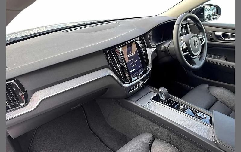 Begagnad Volvo V60 Plus 197 HK (144 kW) 2025 Grå Kombi