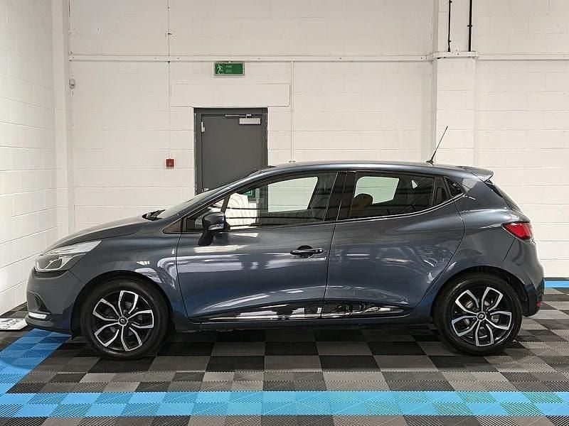 Used Renault Clio V Play 90 HP (66 kW) 2025 Grey Hatchback