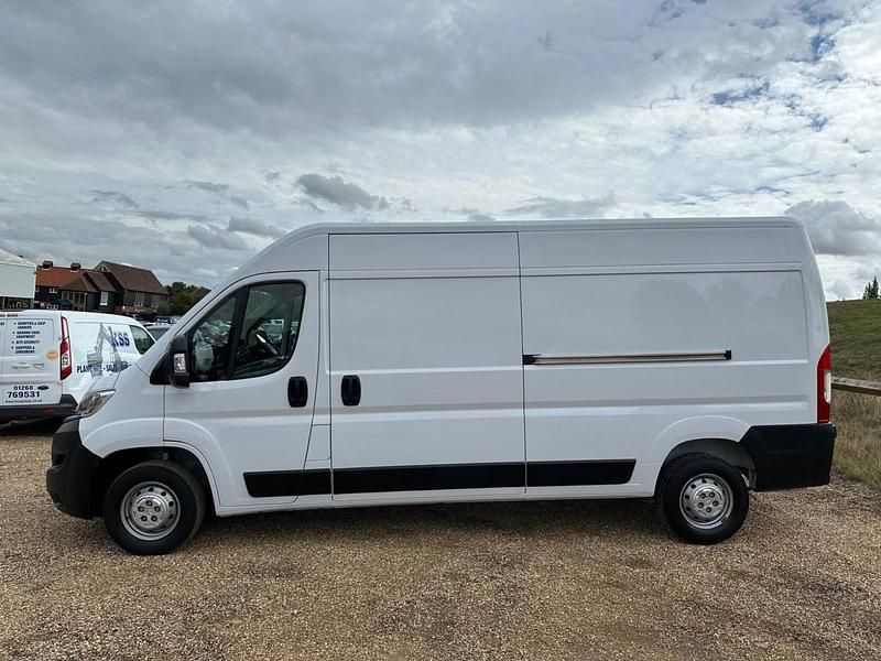 Used Vauxhall Movano S 140 HP (102 kW) 2023 White MPV
