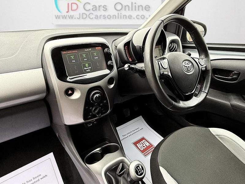 Begagnad Toyota Aygo X-play 2014 Grå Halvkombi