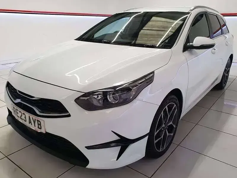 Used Kia Ceed 2023 White Hatchback