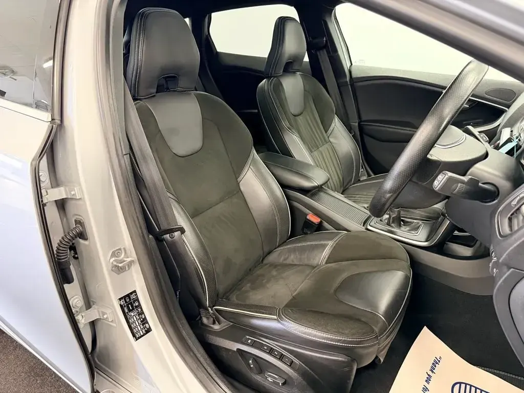 Used Volvo V40 R-Design 152 HP (111 kW) 2018 Silver Hatchback