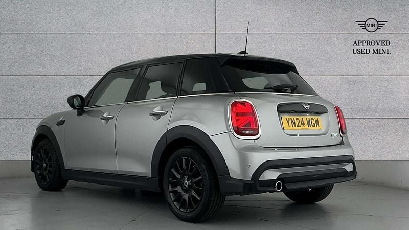 Usado Mini Cooper Classic 134 HP (98 kW) 2024 Prateado Citadino