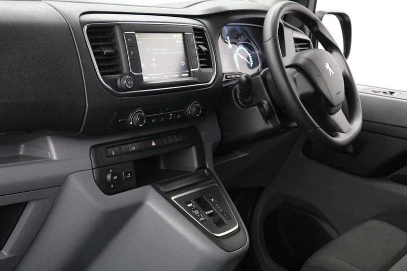 Used Peugeot e-Expert 100 kW (136 HP) 2022 Mauve/pink Van