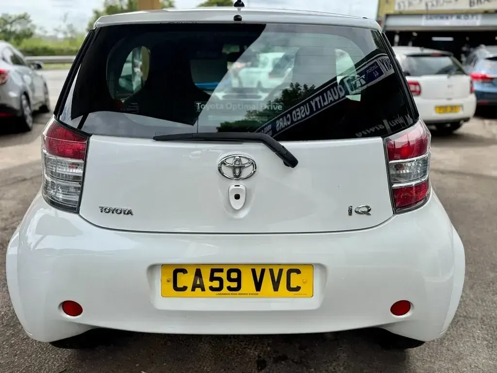Used Toyota iQ 98 HP (72 kW) 2010 White Hatchback