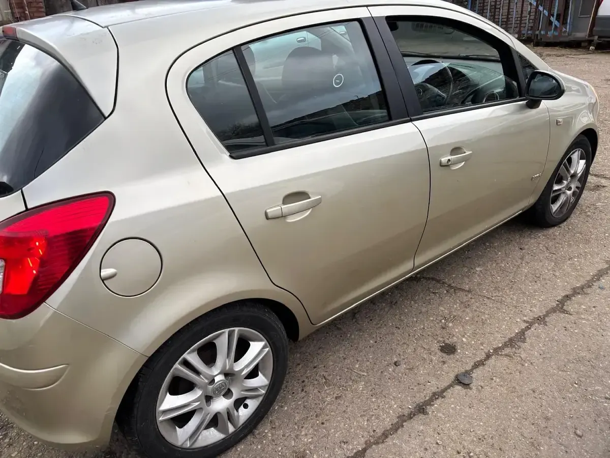 Used Vauxhall Corsa Design Edition 89 HP (65 kW) 2009 Gold Hatchback