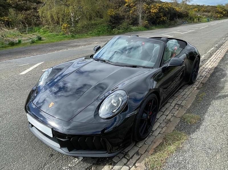 Ny Porsche 911 534 HK (392 kW) 2026 Svart Cab