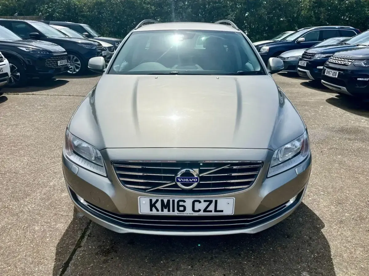 Used Volvo V70 SE 150 HP (110 kW) 2016 Gold Estate
