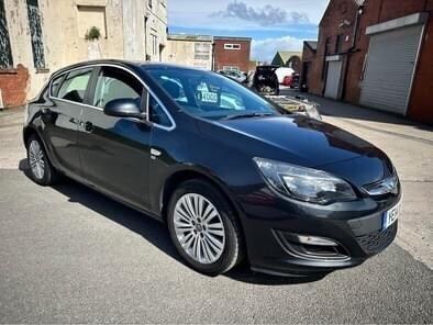 Black Used 2014 Vauxhall Astra Excite Hatchback | £2,995 (Good price) - Image 1/4