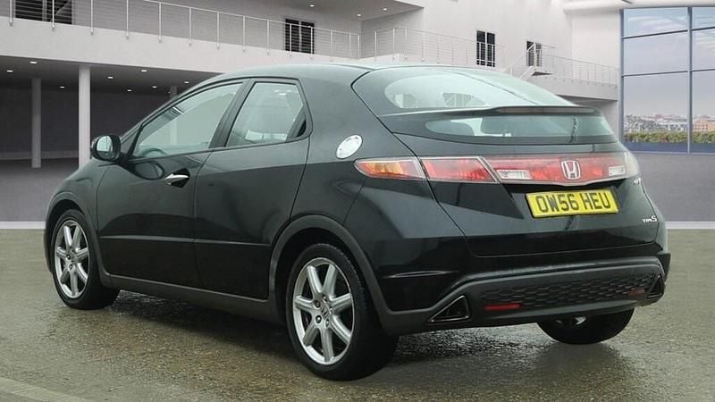 Begagnad Honda Civic EX 140 HK (102 kW) 2007 Svart Halvkombi