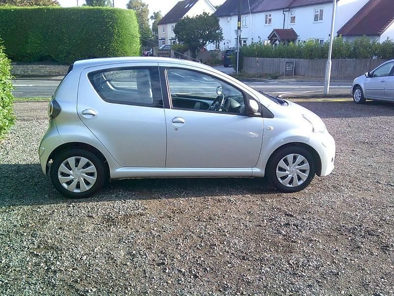 Begagnad Toyota Aygo 68 HK (50 kW) 2012 Silver Halvkombi