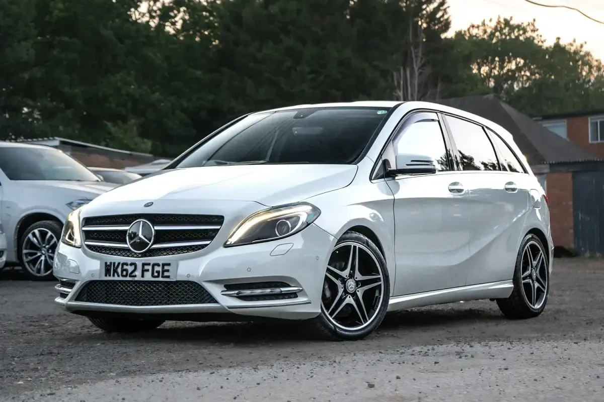 Used Mercedes B180 2012 White Hatchback