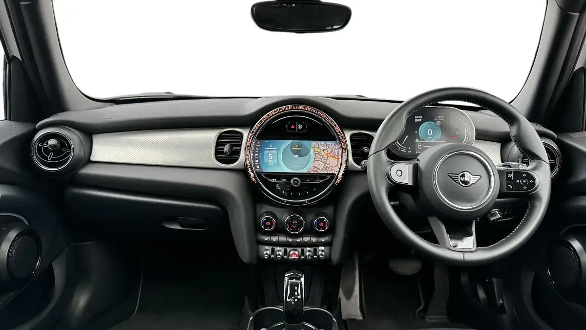 Begagnad Mini Cooper Exclusive 134 HK (98 kW) 2023 Vit Halvkombi