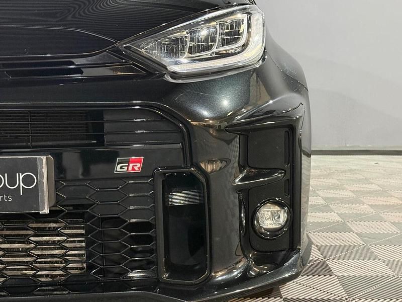 Begagnad Toyota Yaris 272 HK (200 kW) 2022 Svart Halvkombi