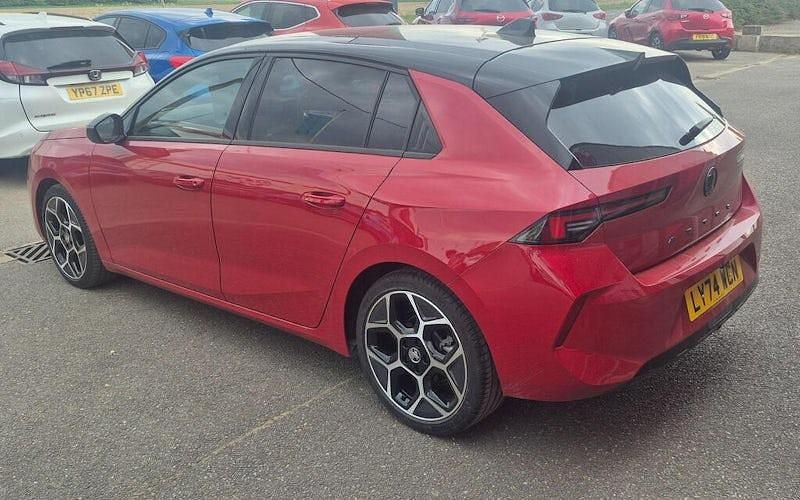 Second-hand Vauxhall Astra Ultimate 131 CP (96 kW) 2025 Roșu Hatchback