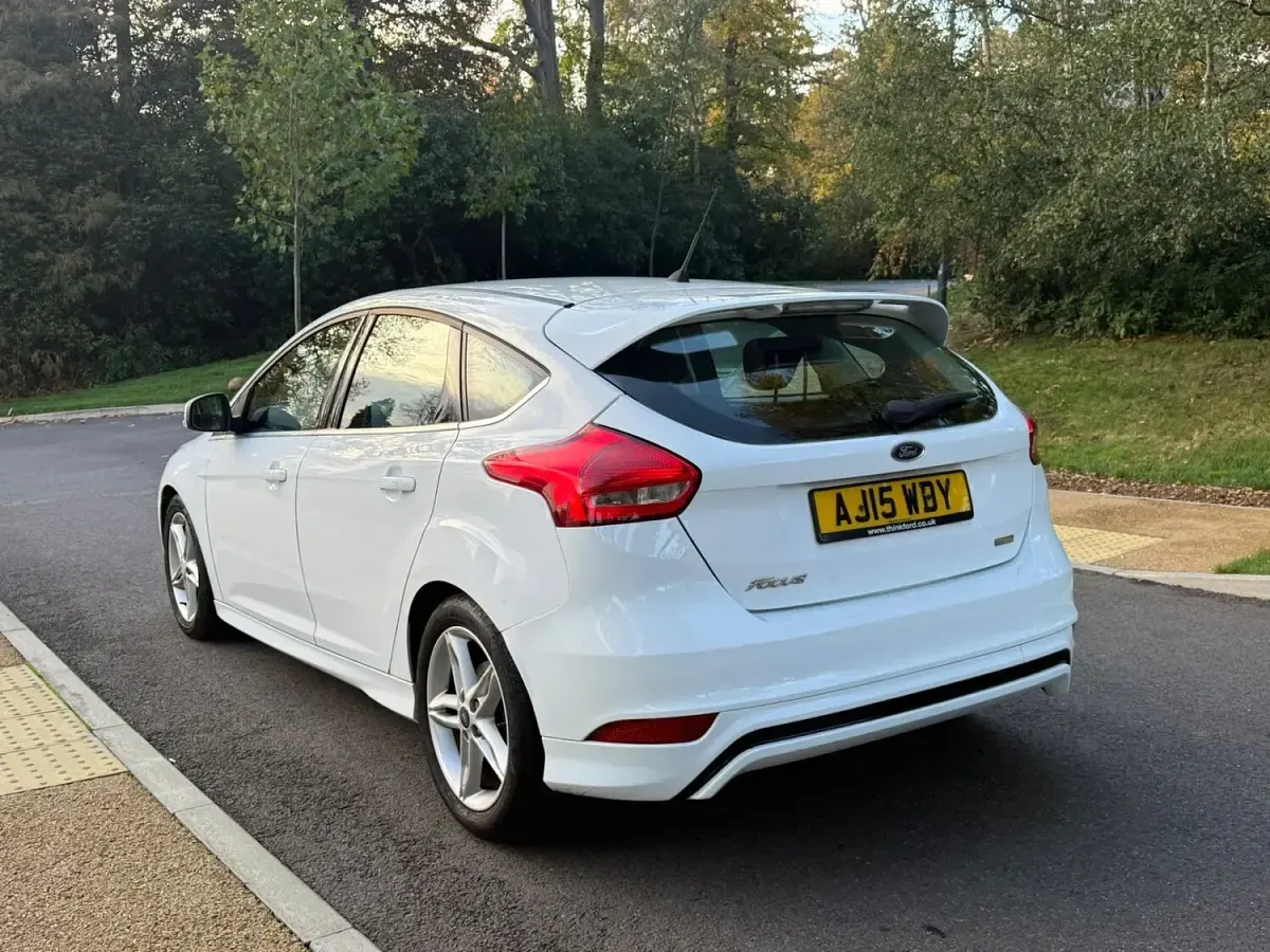 Used Ford Focus Zetec 2015 White Hatchback