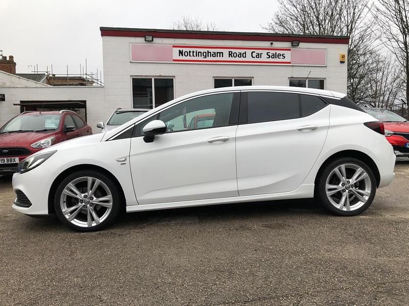 Used Vauxhall Astra SRi 150 HP (110 kW) 2017 White Hatchback